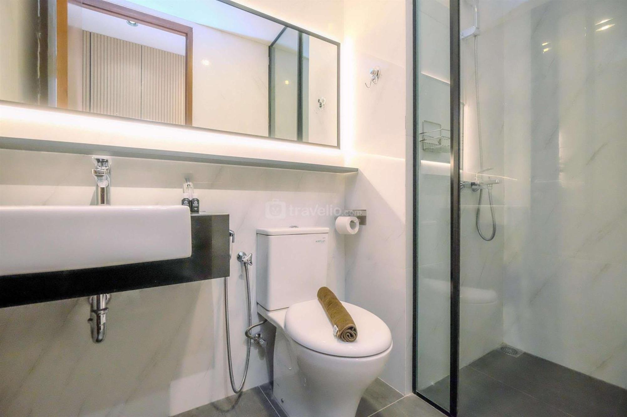 Appartement Minimalist And Comfy Ciputra World 2 By Travelio
